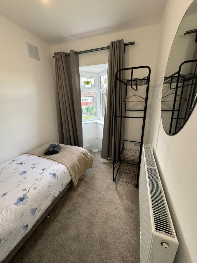 Smart Guest Rooms Fast Access To Central London Via Piccadilly Line New Southgate Exterior photo